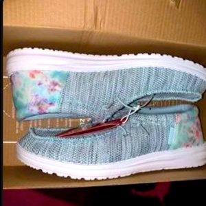 ISO these pairs of hey dude. Size 6 only TY :)